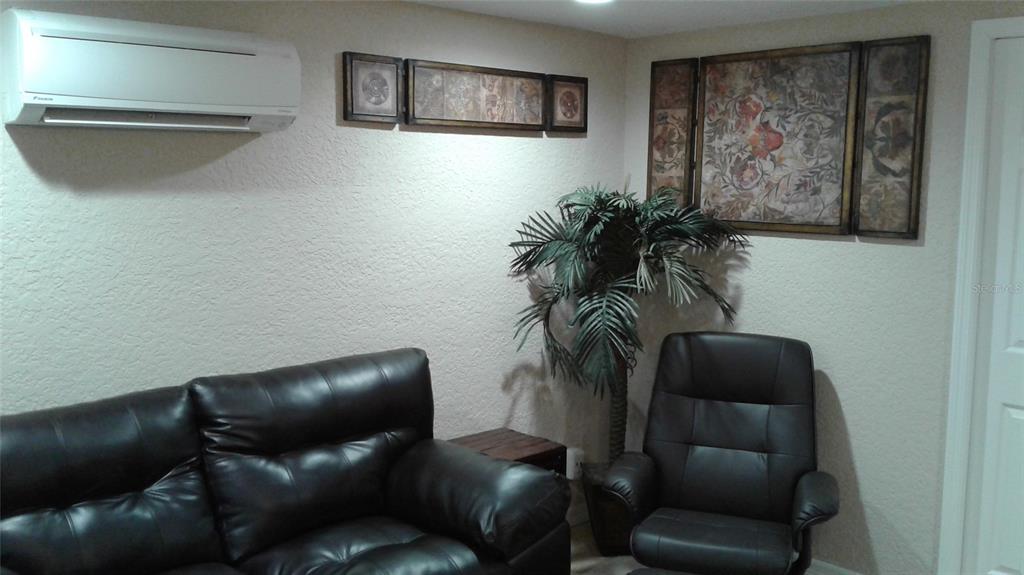 2512 Musselwhite Avenue, Unit 3 Orlando, FL 32804 - Photo 4 of 9 a living room with furniture and a potted plant