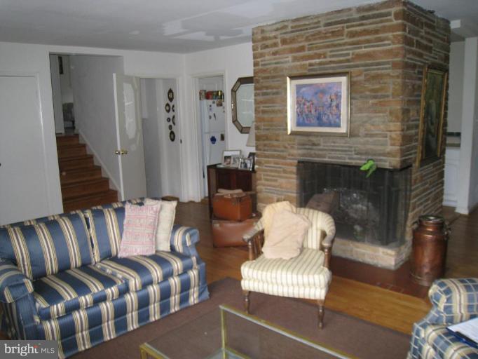 6504 Fort Hunt Road Alexandria, VA 22307 - Photo 14 of 17 Living Room #2