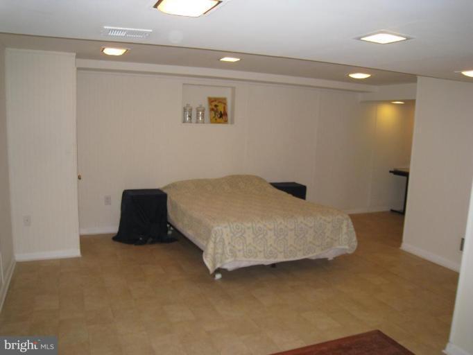 6504 Fort Hunt Road Alexandria, VA 22307 - Photo 6 of 17 Den