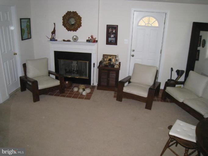 6504 Fort Hunt Road Alexandria, VA 22307 - Photo 8 of 17 Family Room