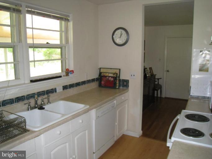 6504 Fort Hunt Road Alexandria, VA 22307 - Photo 10 of 17 Kitchen
