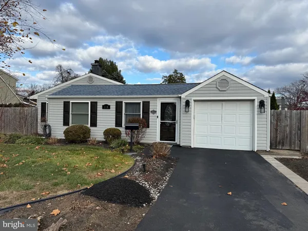 $2,700 | 118 Deep Dale Drive East, Unit E, Levittown, PA 19056