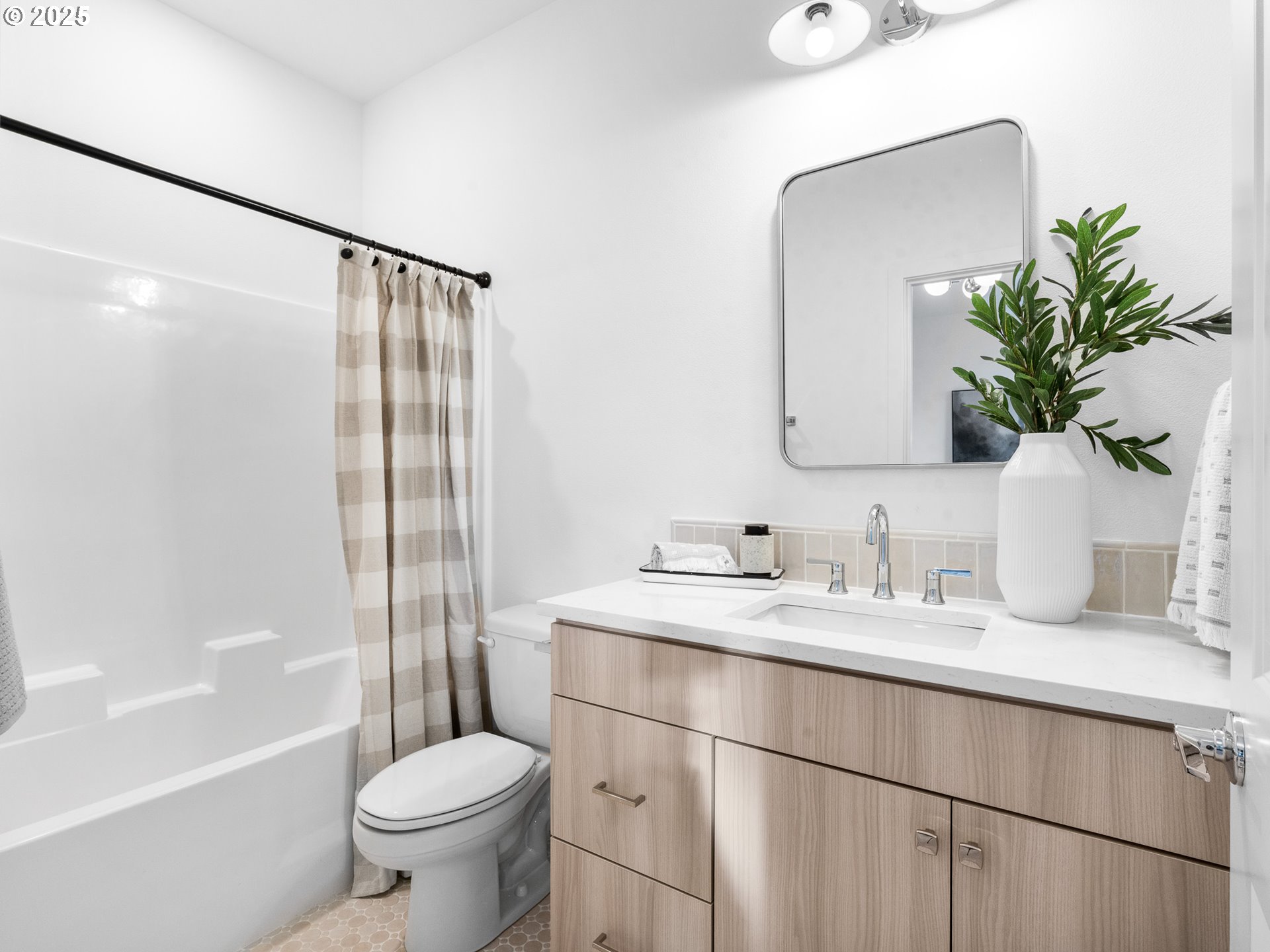 6439 Southeast 88th Avenue Portland, OR 97266 - Photo 12 of 35