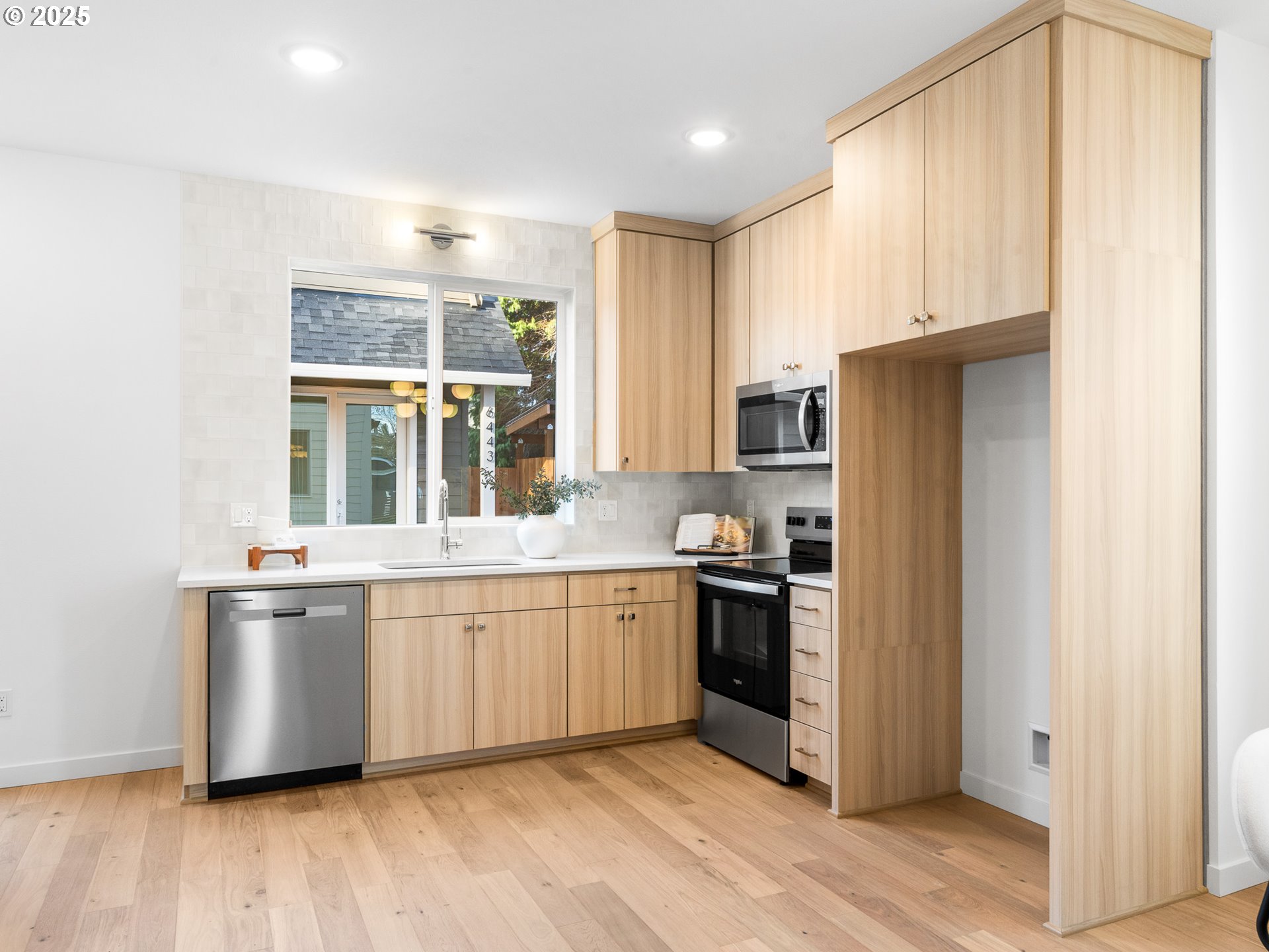 6439 Southeast 88th Avenue Portland, OR 97266 - Photo 4 of 35