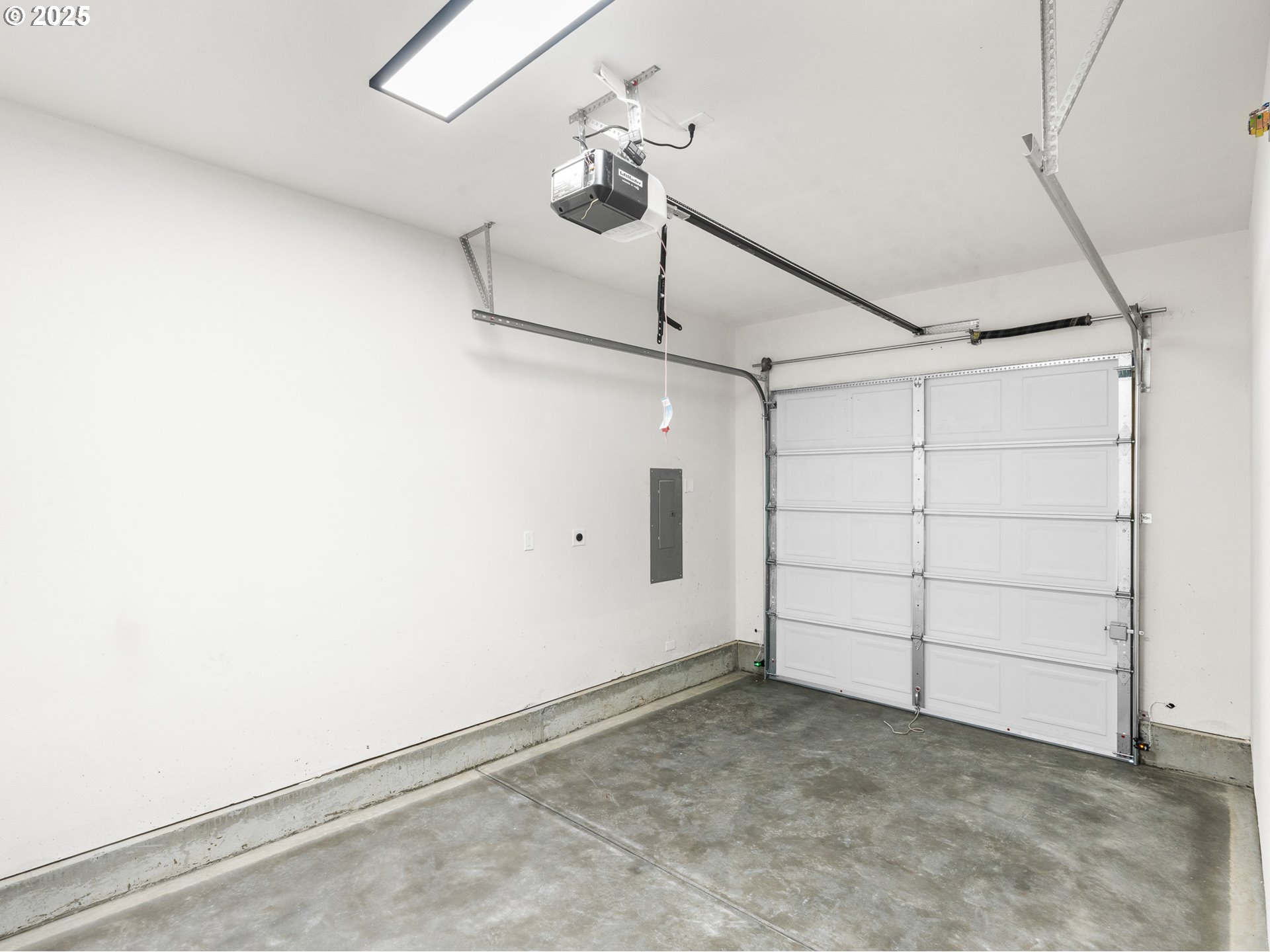 6439 Southeast 88th Avenue Portland, OR 97266 - Photo 8 of 35