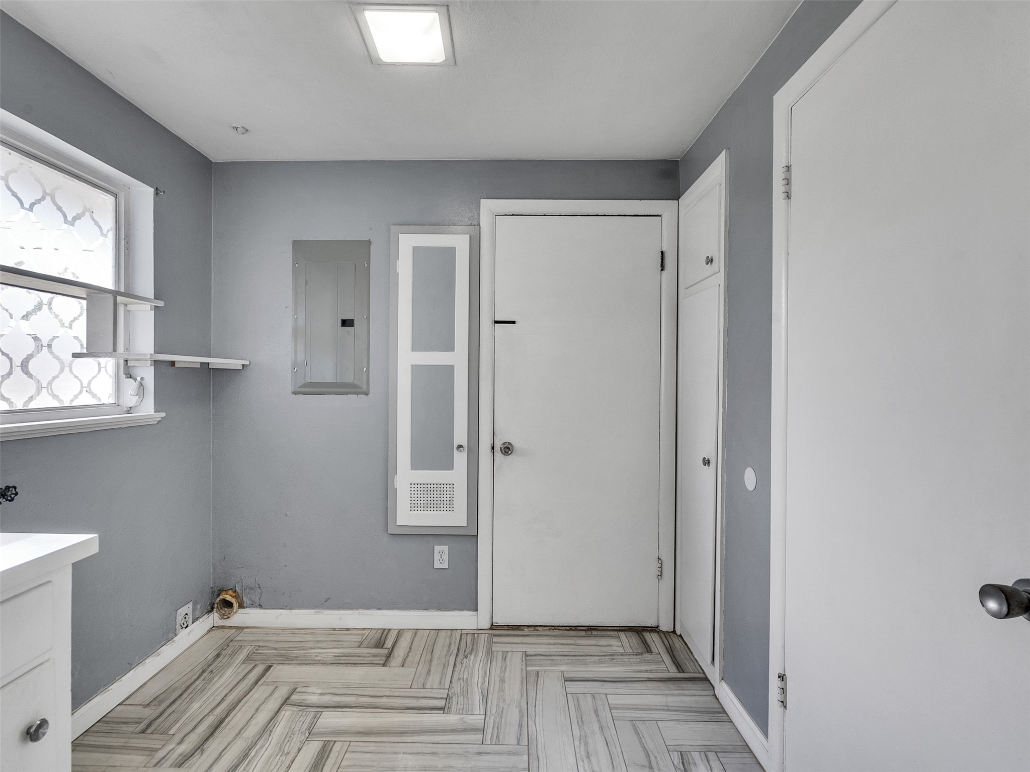 2011 Durrain Ferry Road Baytown, TX 77520 - Photo 16 of 32 Utility Room