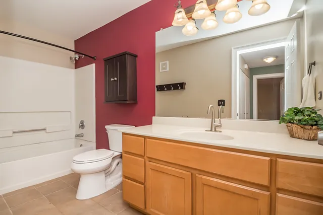 $195,000 | 713 Silverstone Drive, Unit 713, Carpentersville, IL 60110