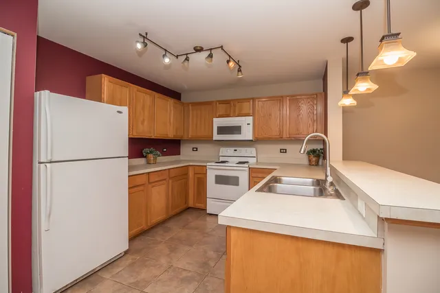 $195,000 | 713 Silverstone Drive, Unit 713, Carpentersville, IL 60110