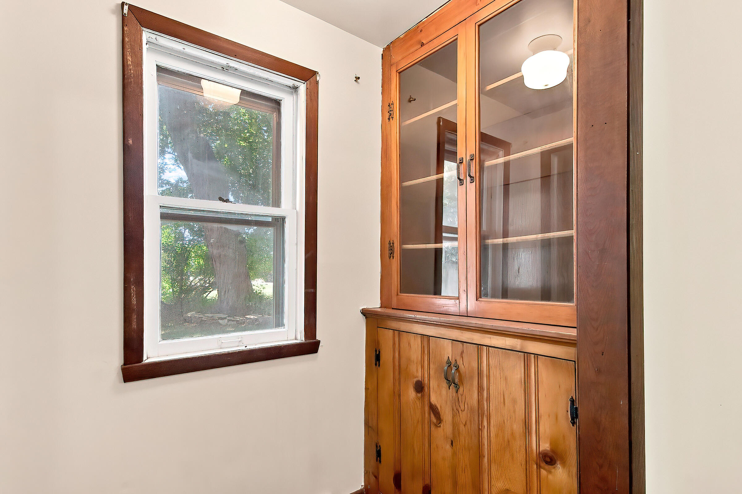 2910 Northwestern Avenue Racine, WI 53404 - Photo 16 of 45 18 IMG_0356