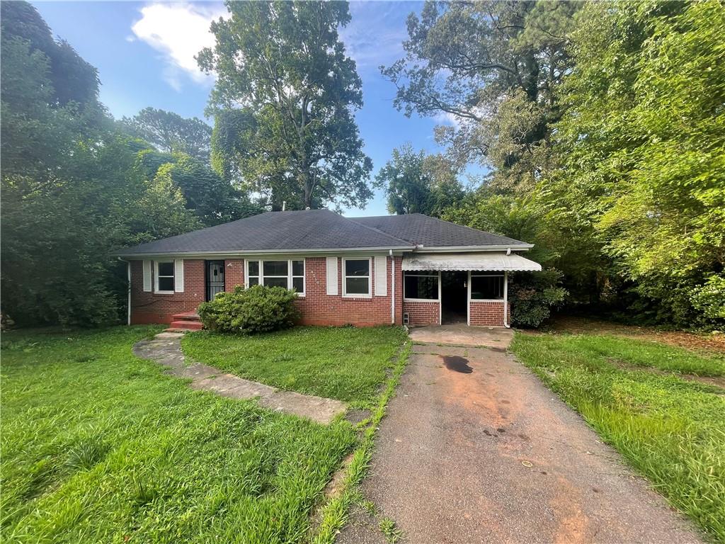 a view of a house with a yard