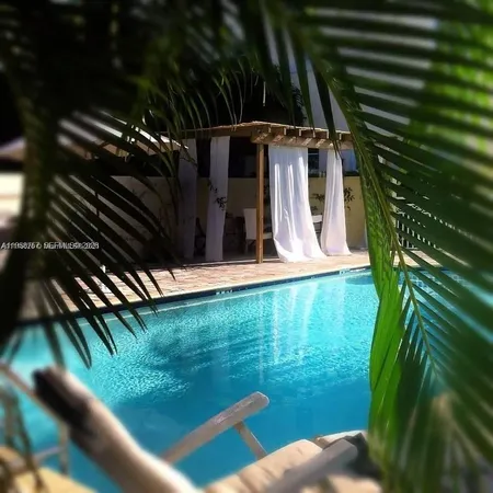 $2,600 | 4812 Pine Tree Drive, Unit 308, Miami Beach, FL 33140