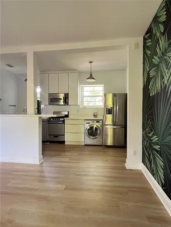 $2,600 | 4812 Pine Tree Drive, Unit 308, Miami Beach, FL 33140