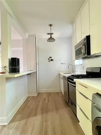 $2,600 | 4812 Pine Tree Drive, Unit 308, Miami Beach, FL 33140
