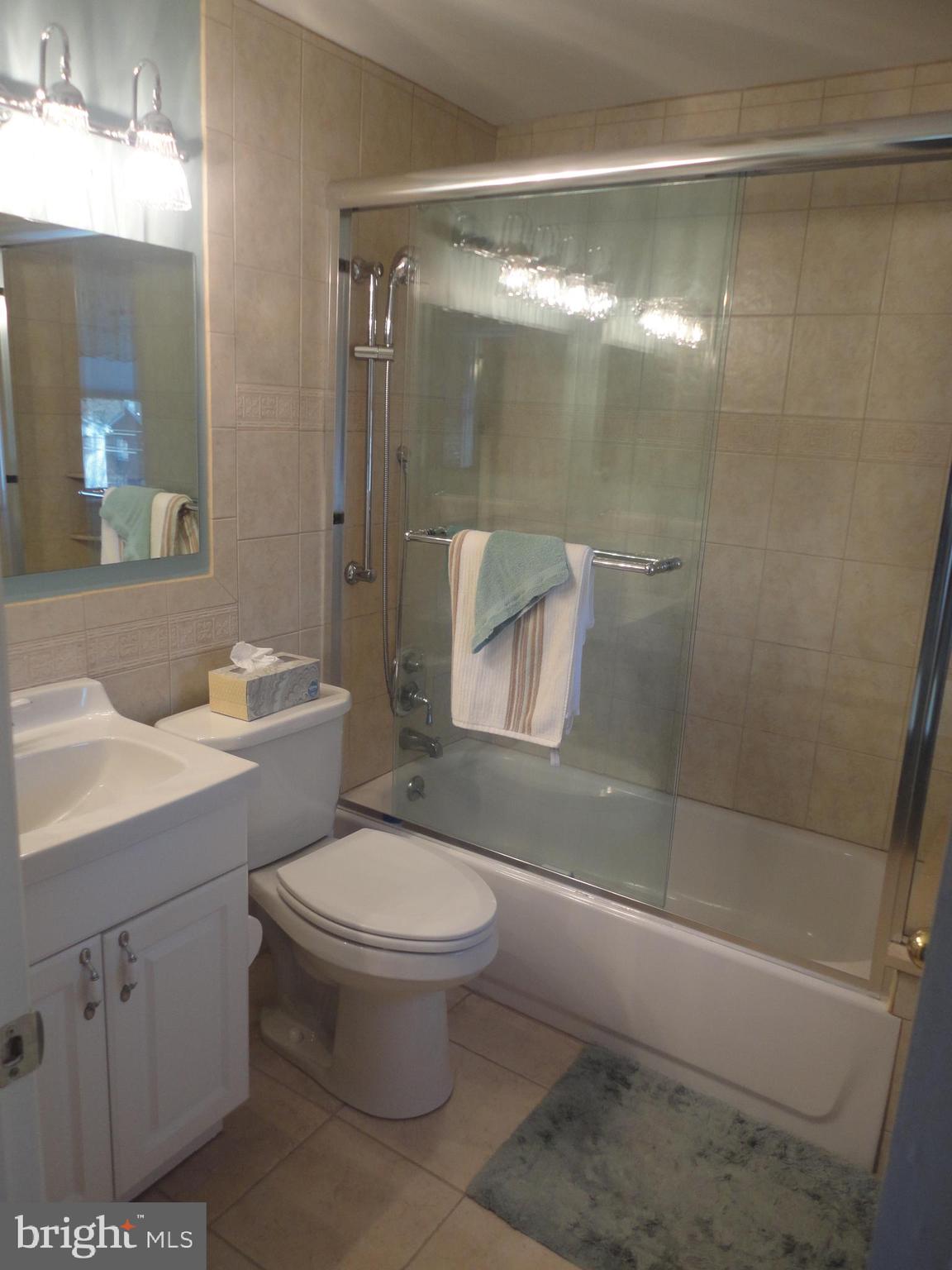 462 Wheatsheaf Road Springfield, PA 19064 - Photo 18 of 27 Newer C/Tile Hall Bath