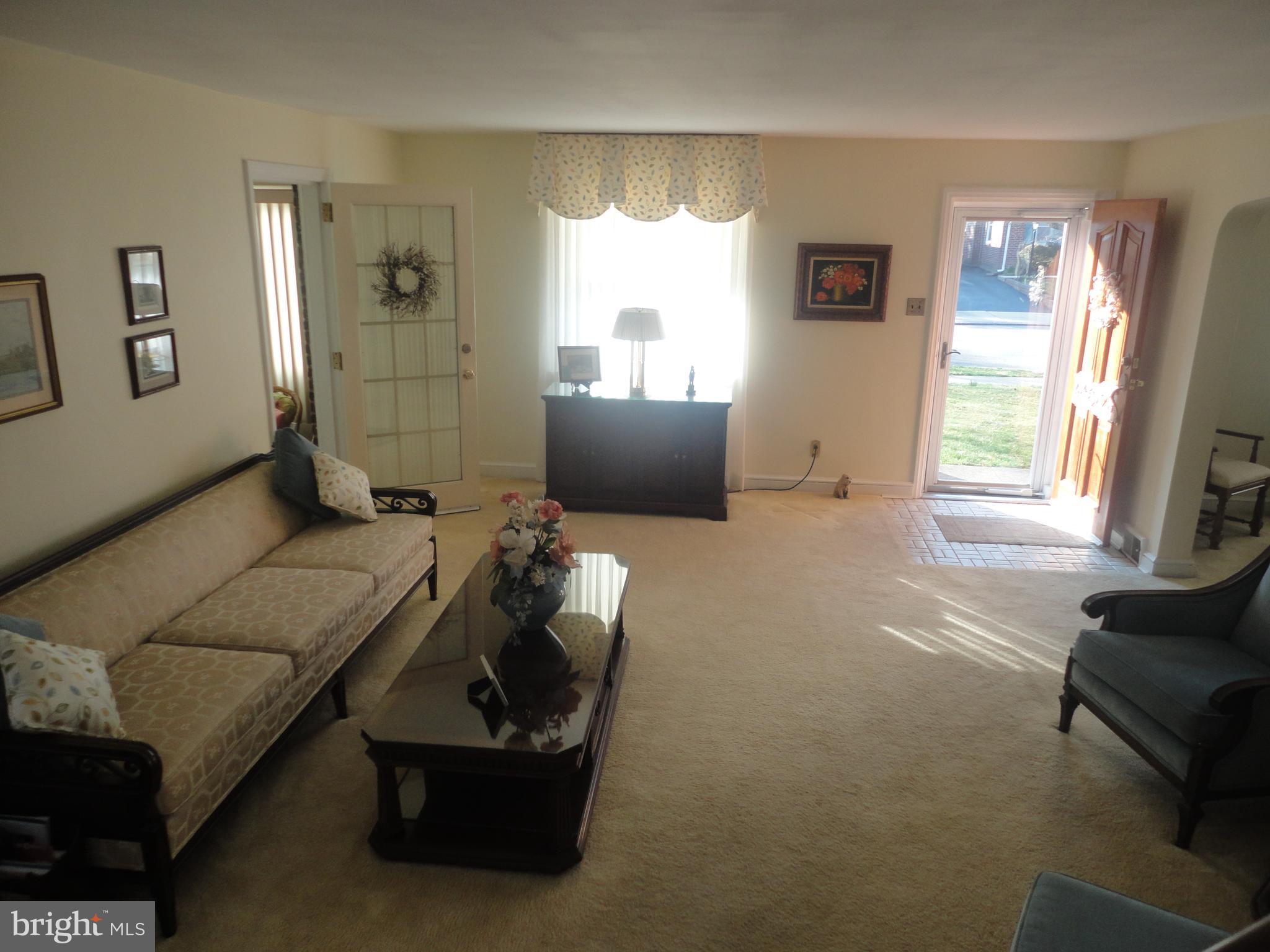 462 Wheatsheaf Road Springfield, PA 19064 - Photo 3 of 27 Living Room