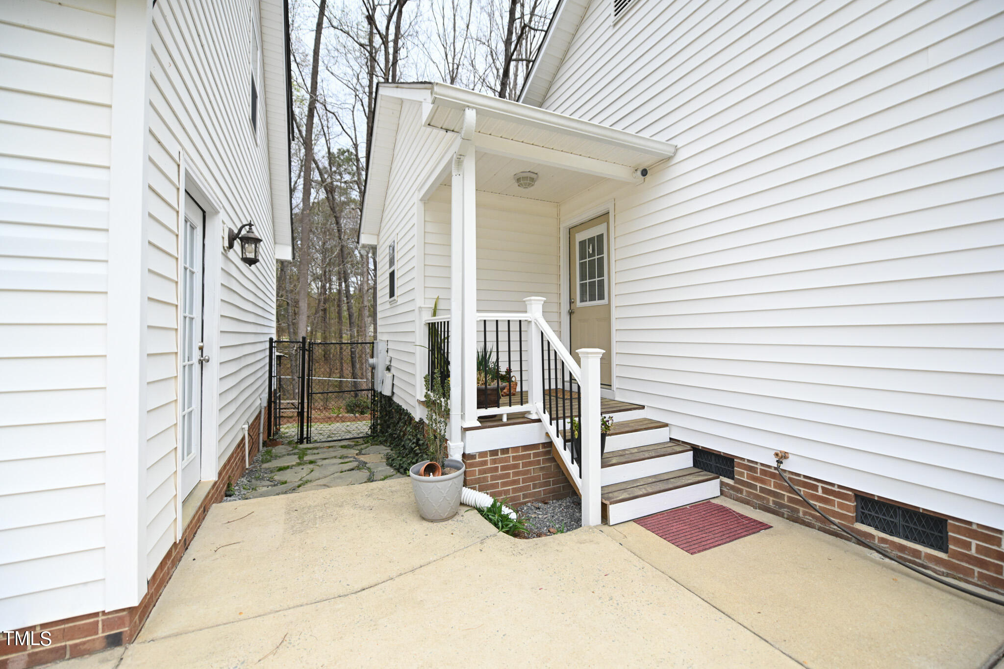 207 Beaver Ridge Way Benson, NC 27504 - Photo 33 of 37 034
