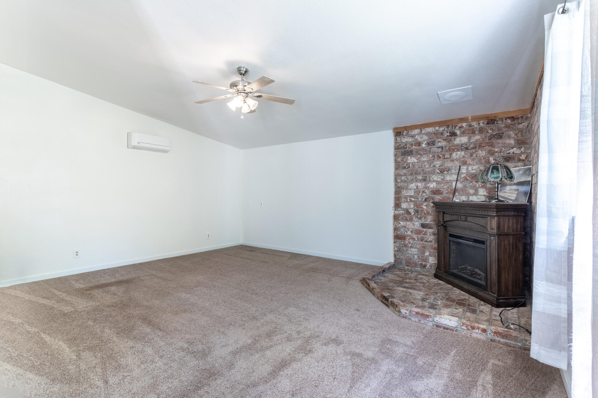 6329 Oak Street Anderson, CA 96007 - Photo 11 of 39 Main_LivingRoom