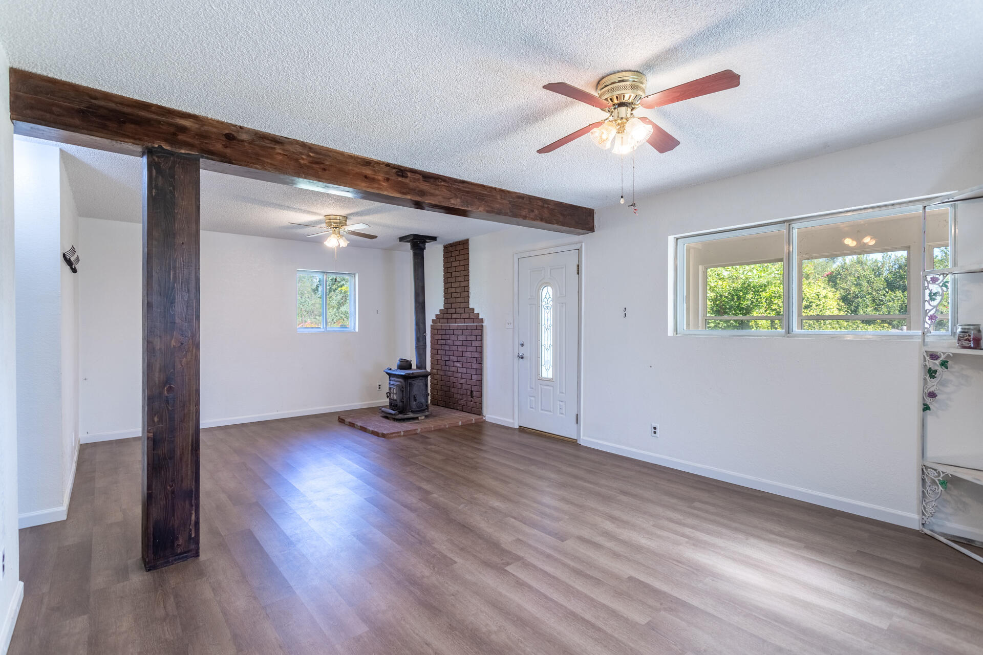 6329 Oak Street Anderson, CA 96007 - Photo 5 of 39 Main_Front Room