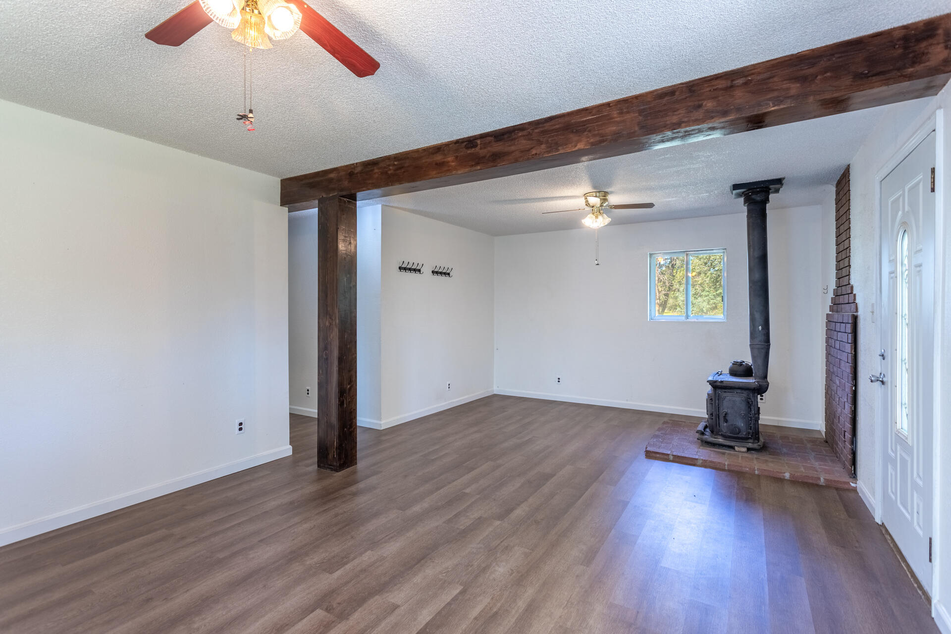 6329 Oak Street Anderson, CA 96007 - Photo 6 of 39 Main_FrontRoom