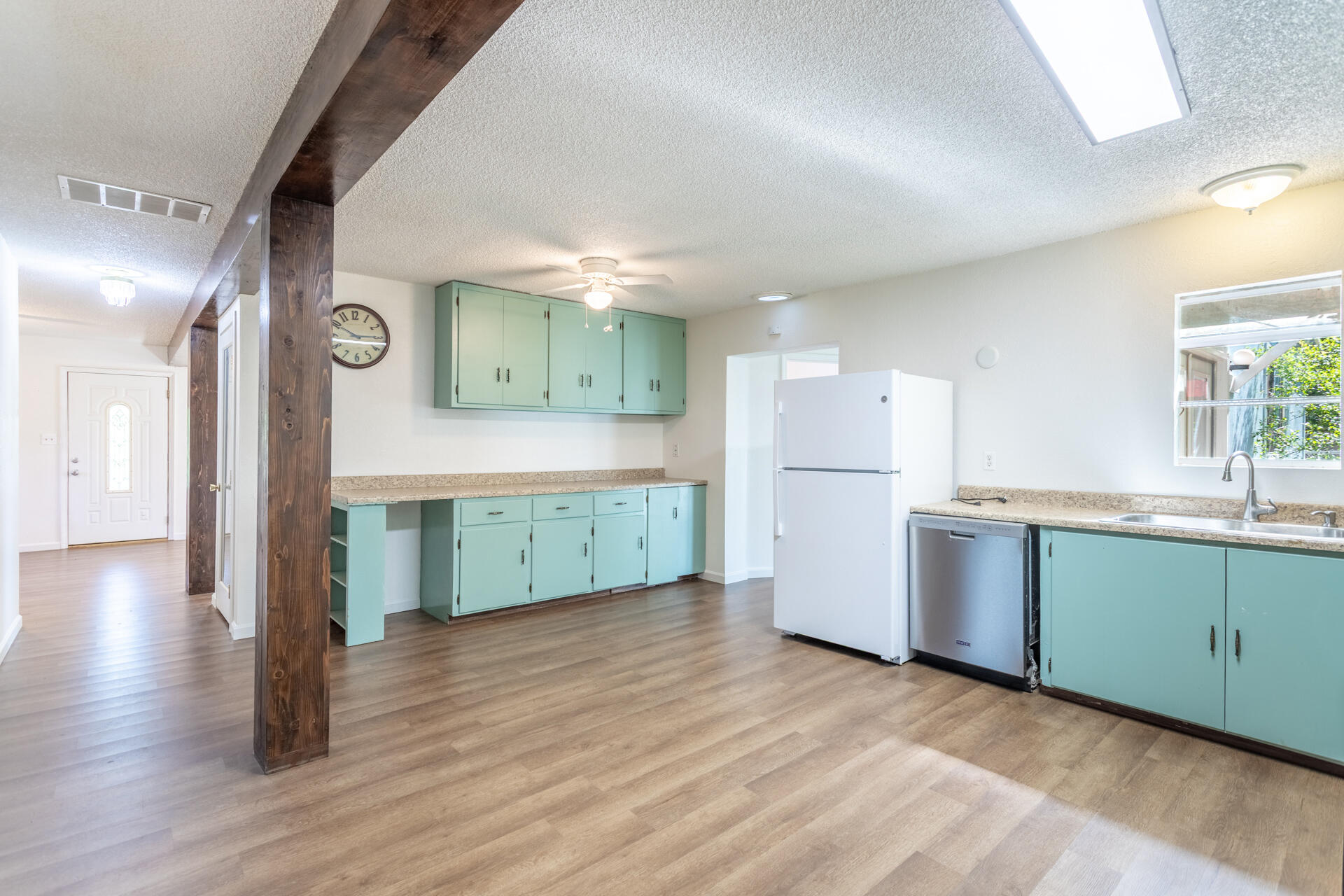 6329 Oak Street Anderson, CA 96007 - Photo 8 of 39 Main_Kitchen2
