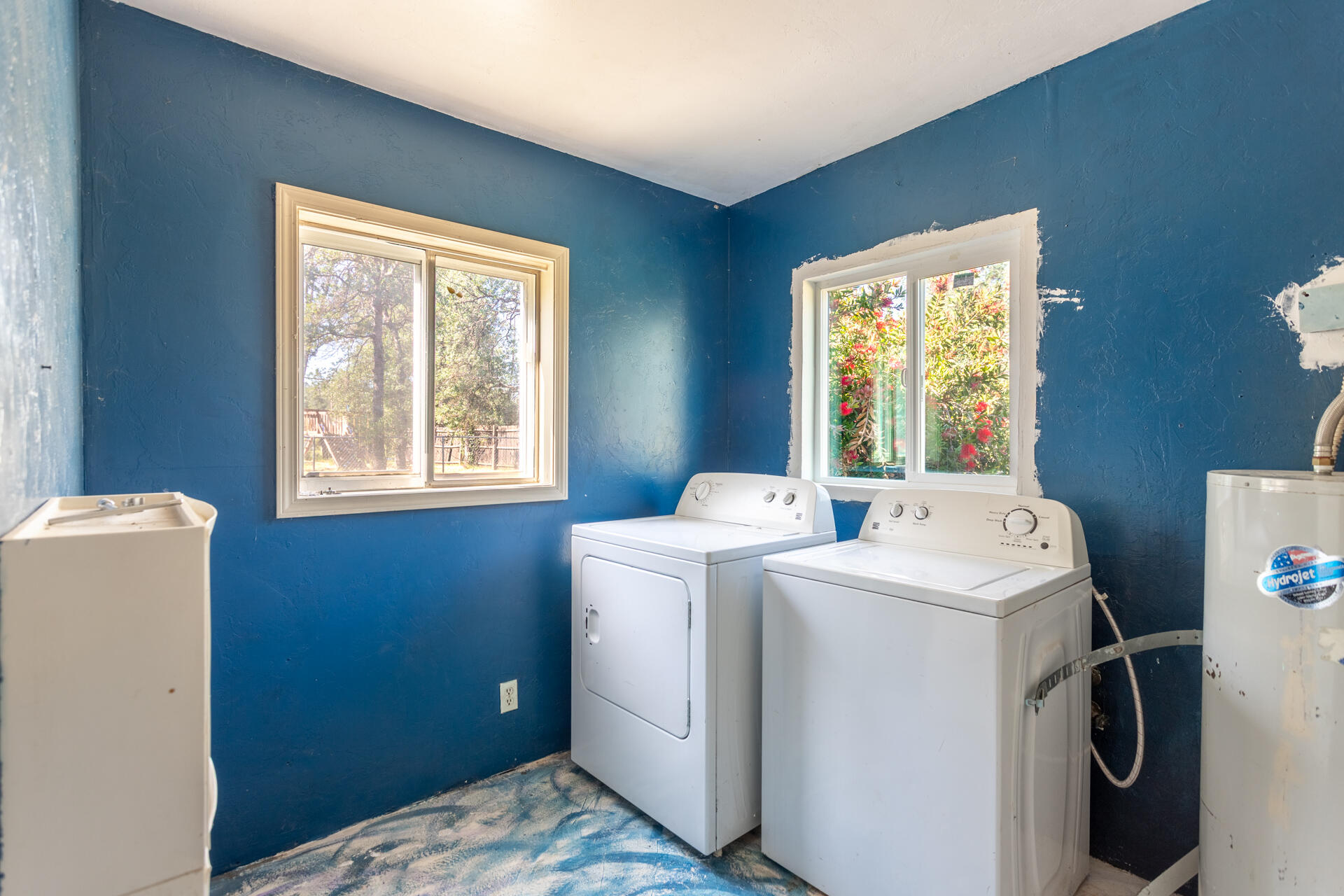 6329 Oak Street Anderson, CA 96007 - Photo 9 of 39 Main_LaundryRoom