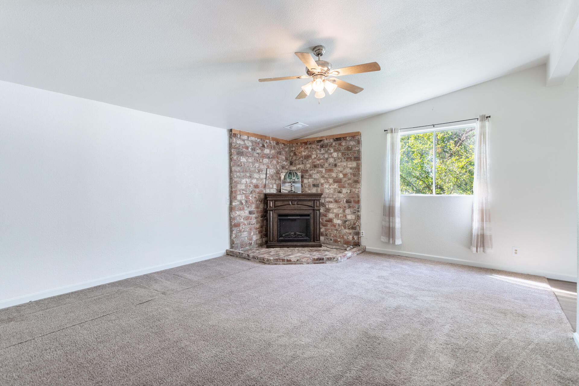 6329 Oak Street Anderson, CA 96007 - Photo 10 of 39 Main_LivingRoom(1)