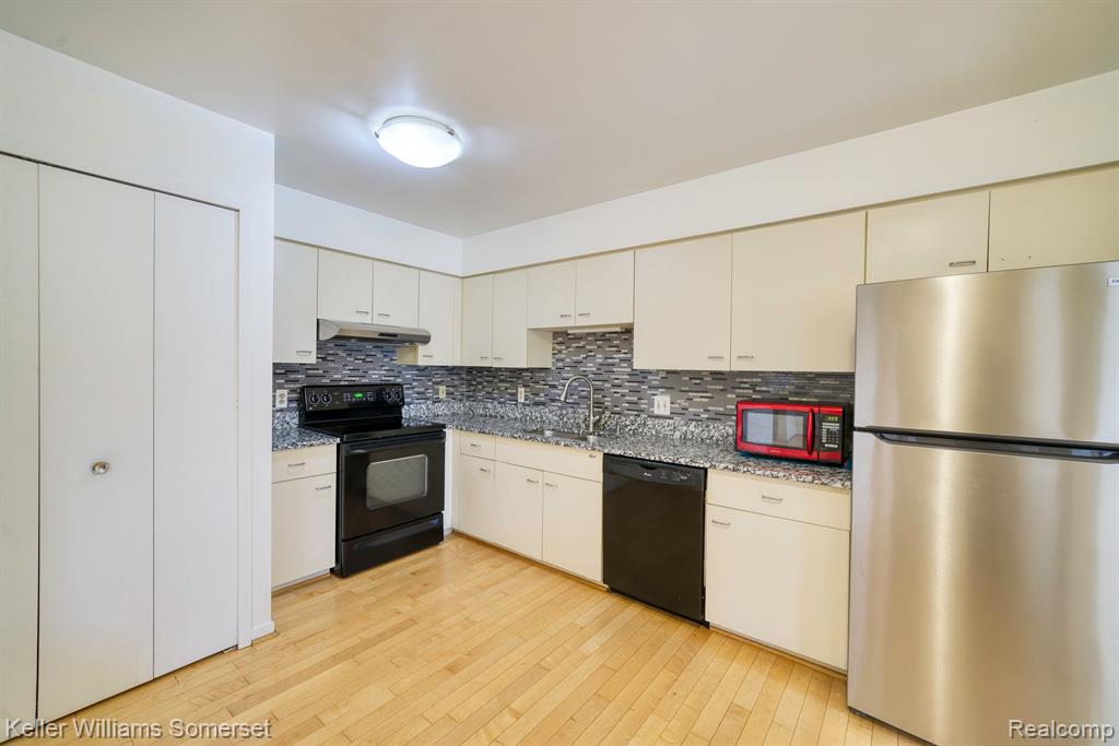 655 Glasgow Court Rochester Hills, MI 48307 - Photo 14 of 27