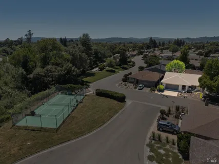 $825,000 | 215 Hemlock Drive, Healdsburg, CA 95448
