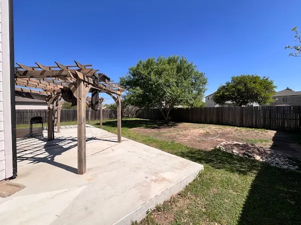 a view of a backyard