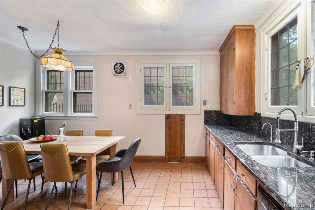 1332 Bedford Road Grosse Pointe Park, MI 48230 - Photo 14 of 39