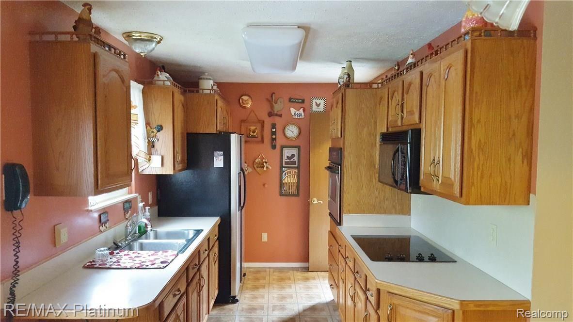 964 Parallel Street Fenton, MI 48430 - Photo 9 of 26 20170501_164939.jpg