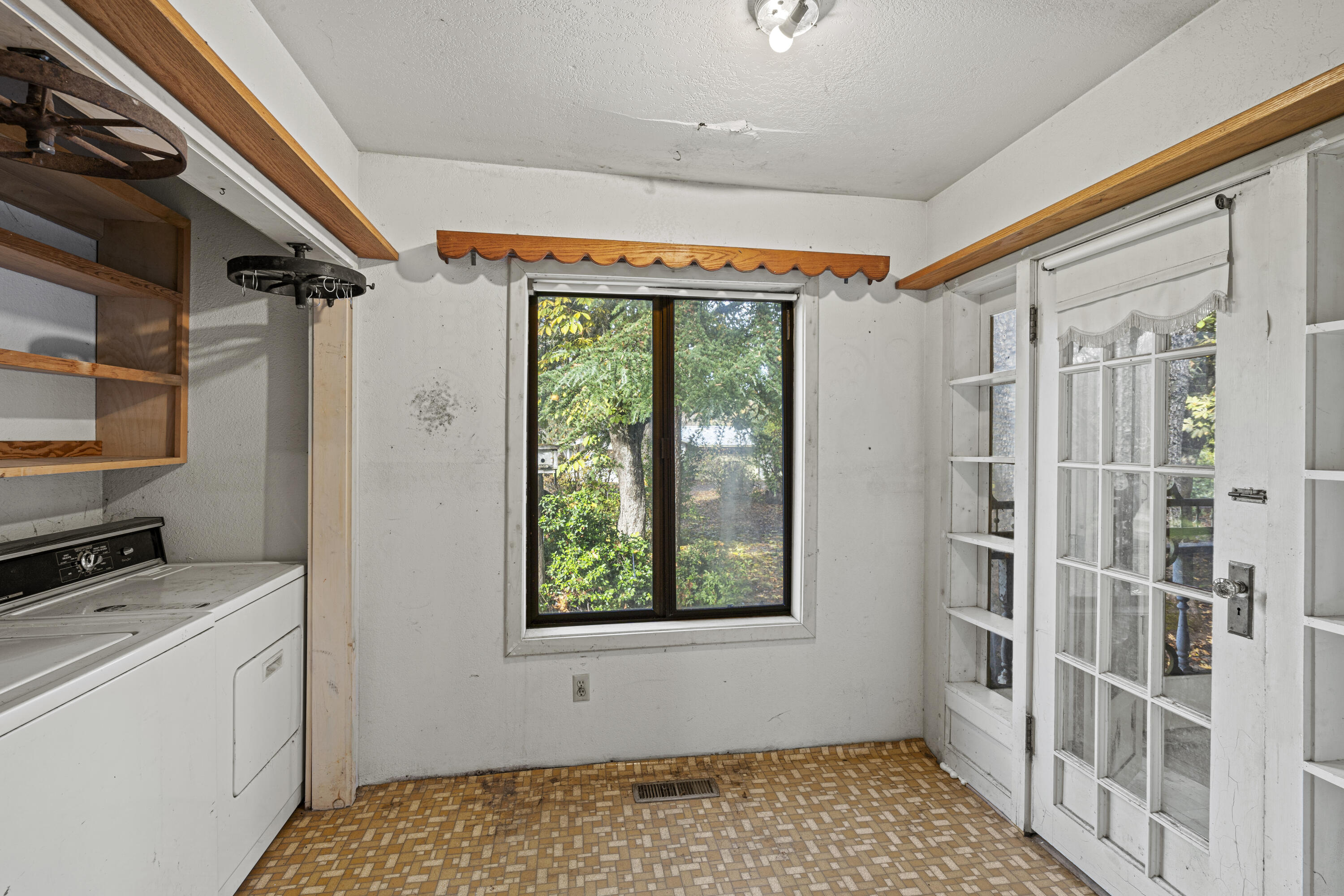 7771 Old Stage Road Central Point, OR 97502 - Photo 19 of 43 laundry area off of kitchen