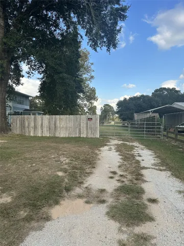a view of a back yard