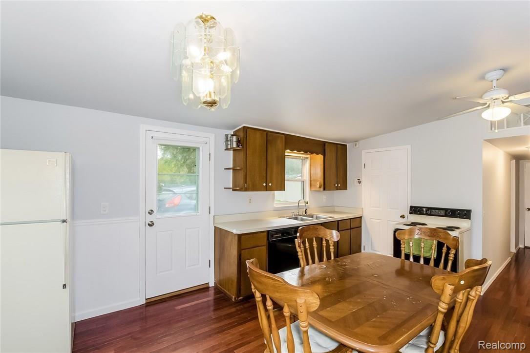 43043 Riggs Road Belleville, MI 48111 - Photo 5 of 32 _Kitchen-4978781-medium.jpg