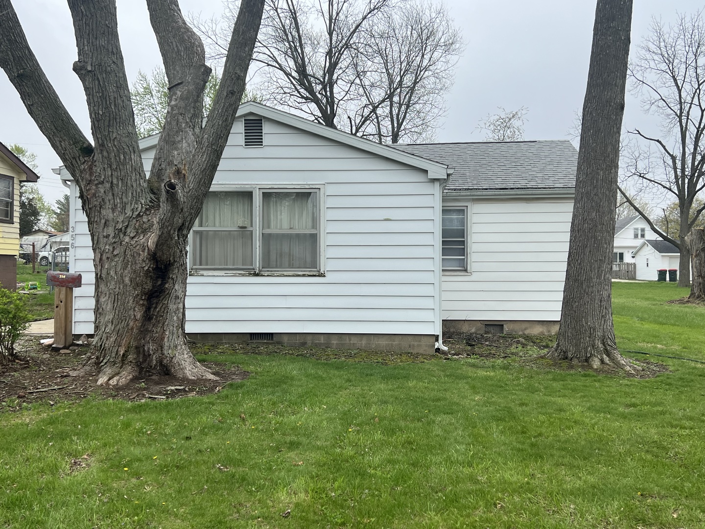 356 East Fulton Street Paxton, IL 60957 - Photo 2 of 25 a front view of a house with a yard