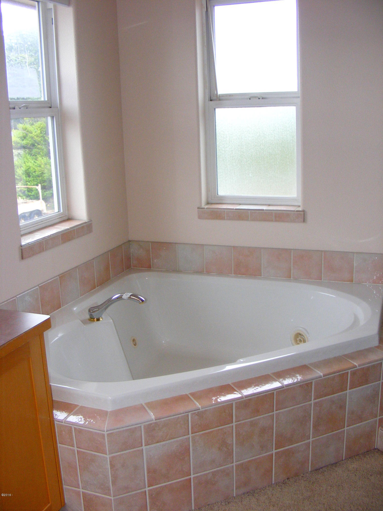 135 Southwest 26th Street Newport, OR 97366 - Photo 19 of 35 Master soaking tub