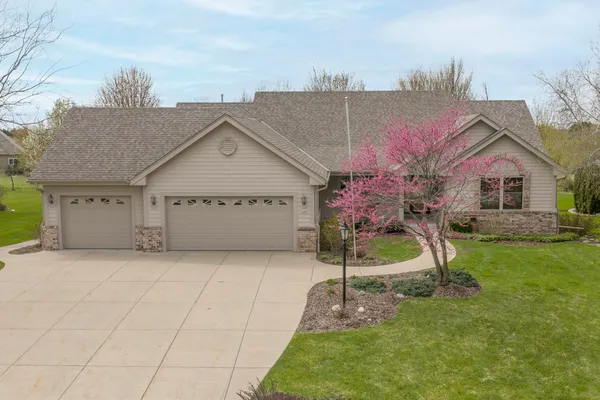 $574,900 | 2649 Oak Knoll Drive, Jackson, WI 53037