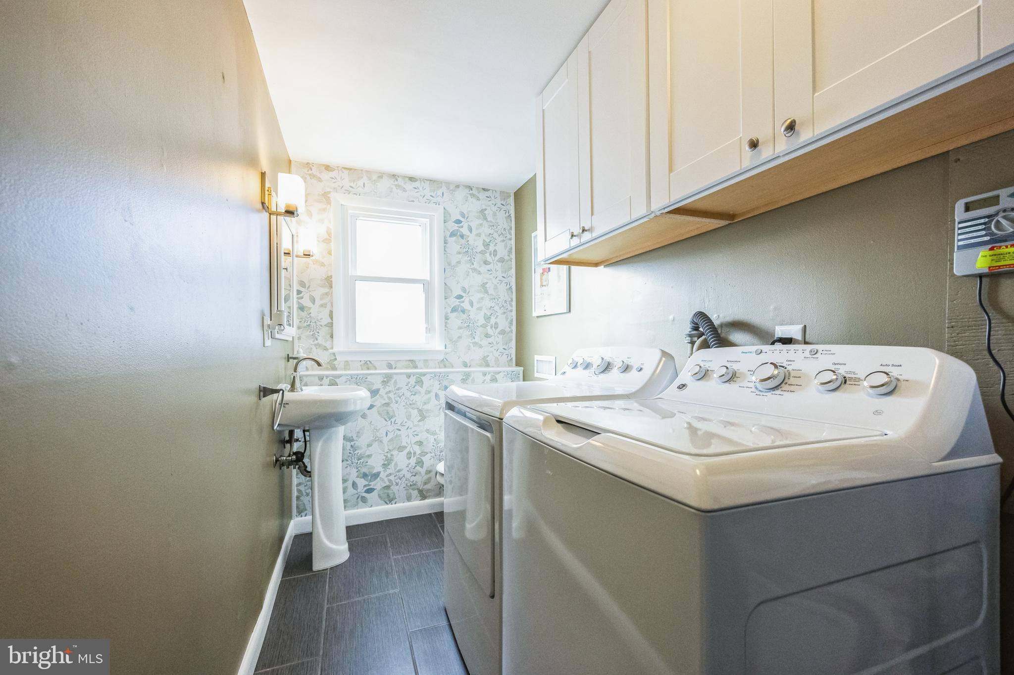 333 Davis Avenue Mount Ephraim, NJ 08059 - Photo 27 of 34 a utility room with dryer and washer
