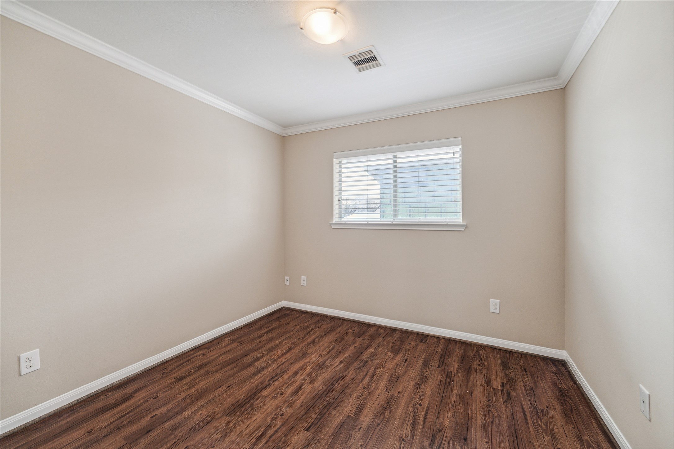 427 West 16th Street, Unit 2 Houston, TX 77008 - Photo 5 of 7 an empty room with wooden floor and windows