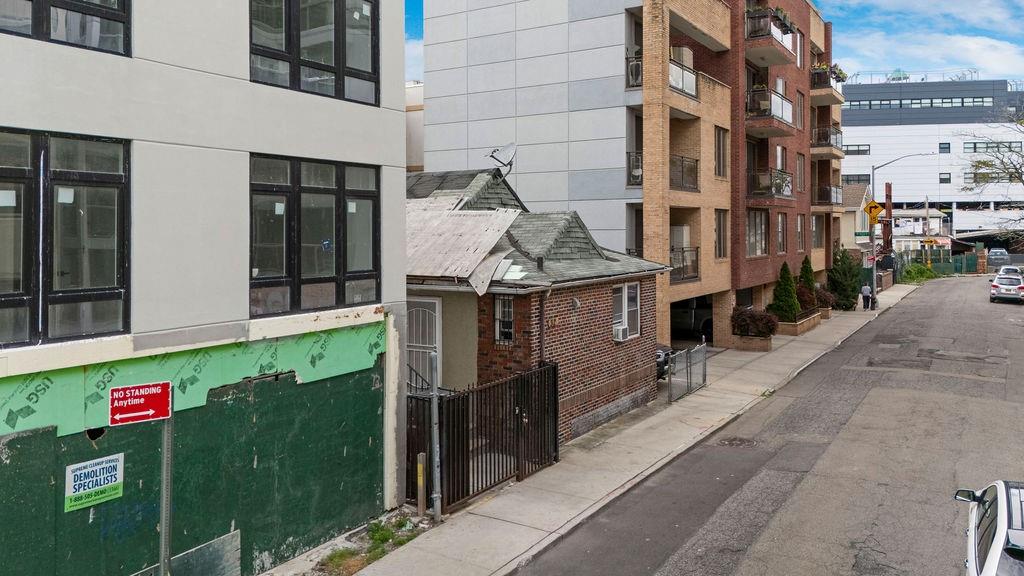 32 Brighton 2nd Place Brooklyn, NY 11235 - Photo 7 of 23