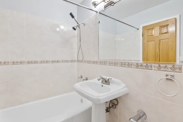 $1,477 | 5858 North Sheridan Road, Unit 406, Chicago, IL 60660