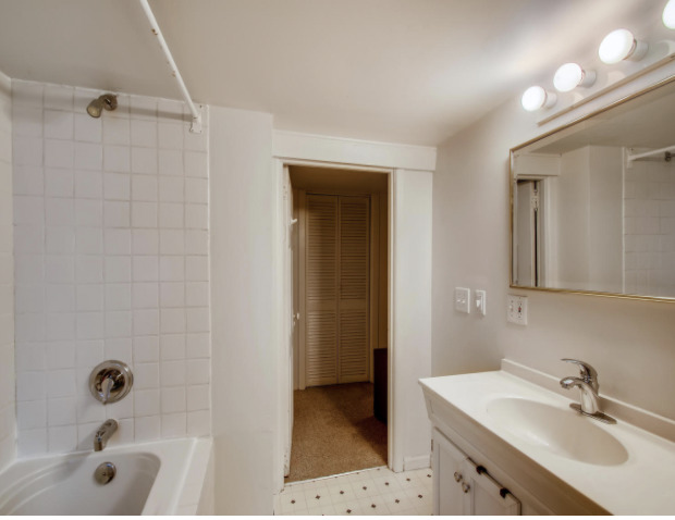 130 Southcote Road Riverside, IL 60546 - Photo 27 of 31 a bathroom with a sink a mirror and a bathtub