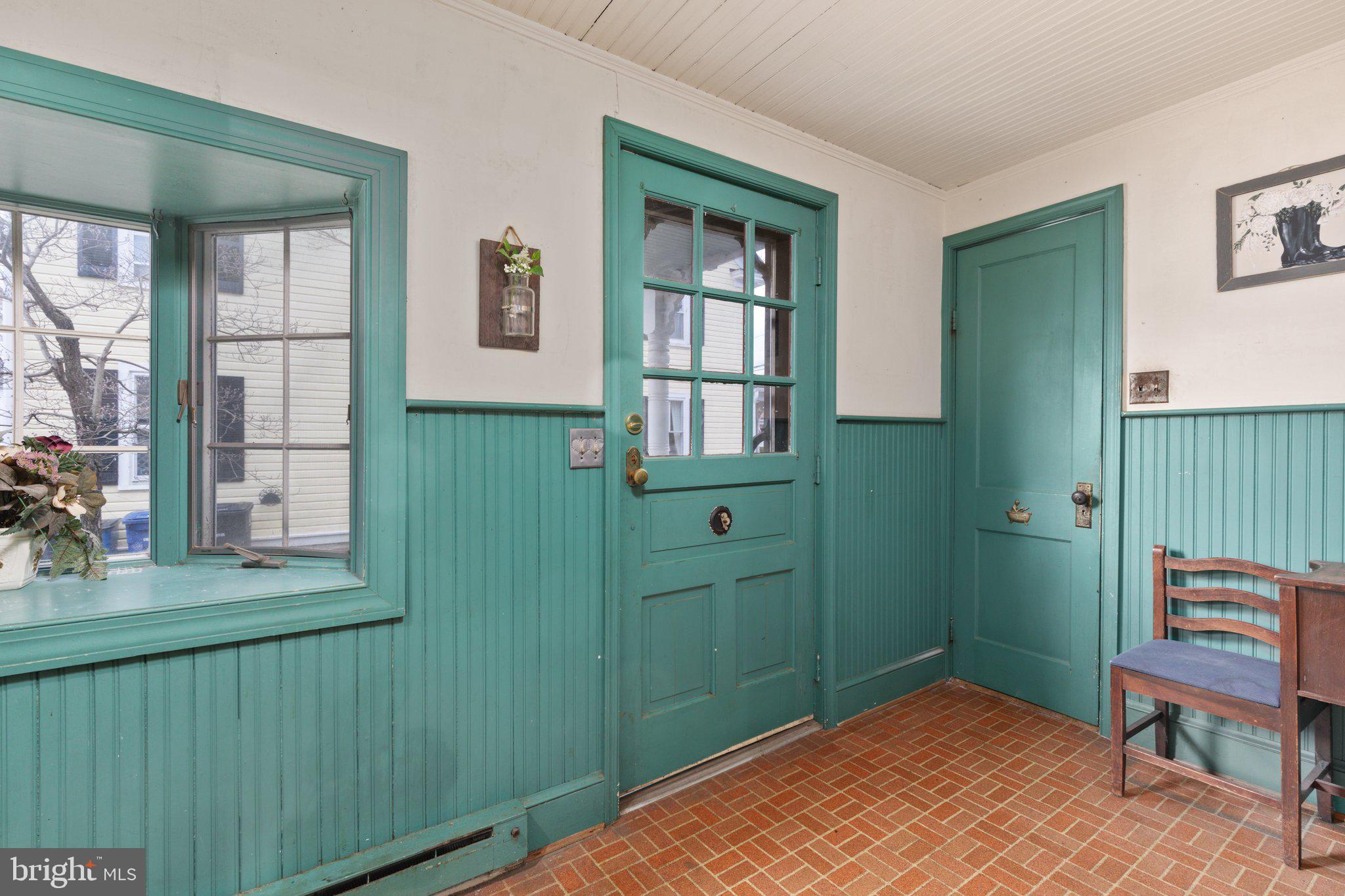 422 South King Street Leesburg, VA 20175 - Photo 15 of 72 Side Entrance From Patio With Bay Window