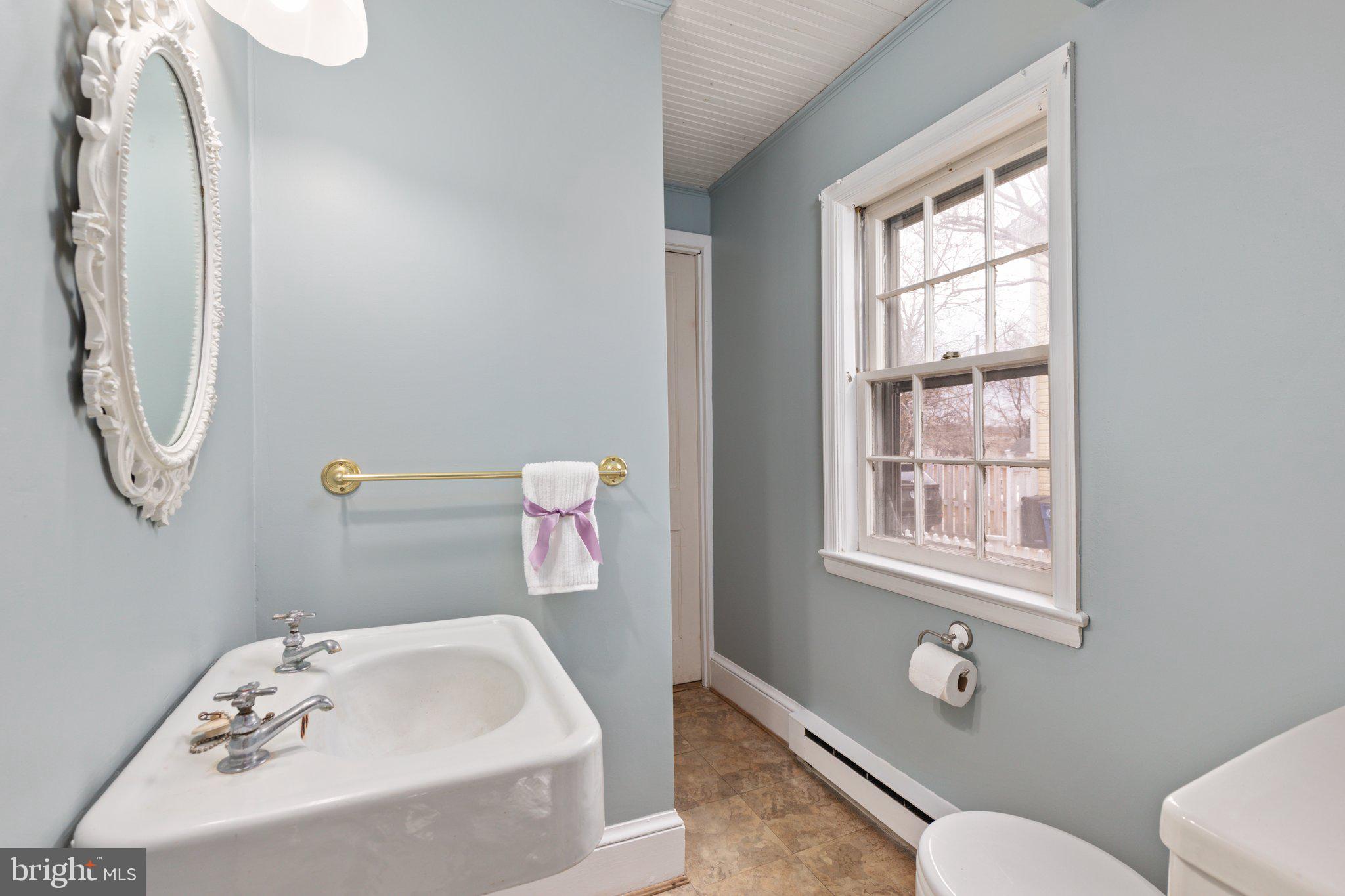 422 South King Street Leesburg, VA 20175 - Photo 17 of 72 Full Bath On Main Level