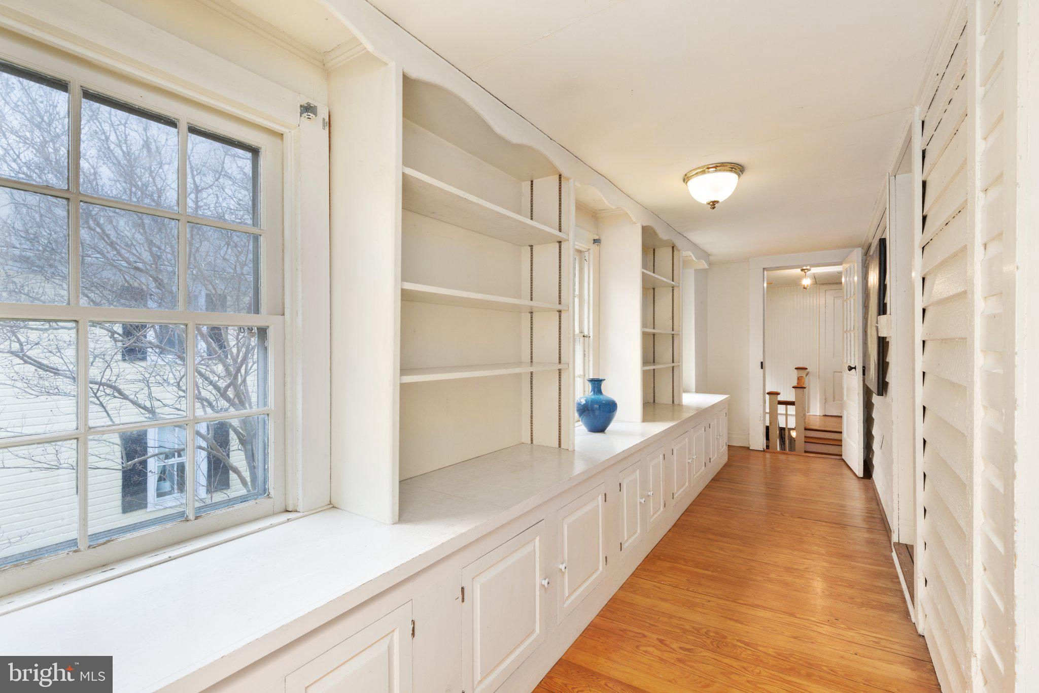 422 South King Street Leesburg, VA 20175 - Photo 22 of 72 Amazing Side Porch With Built-In's