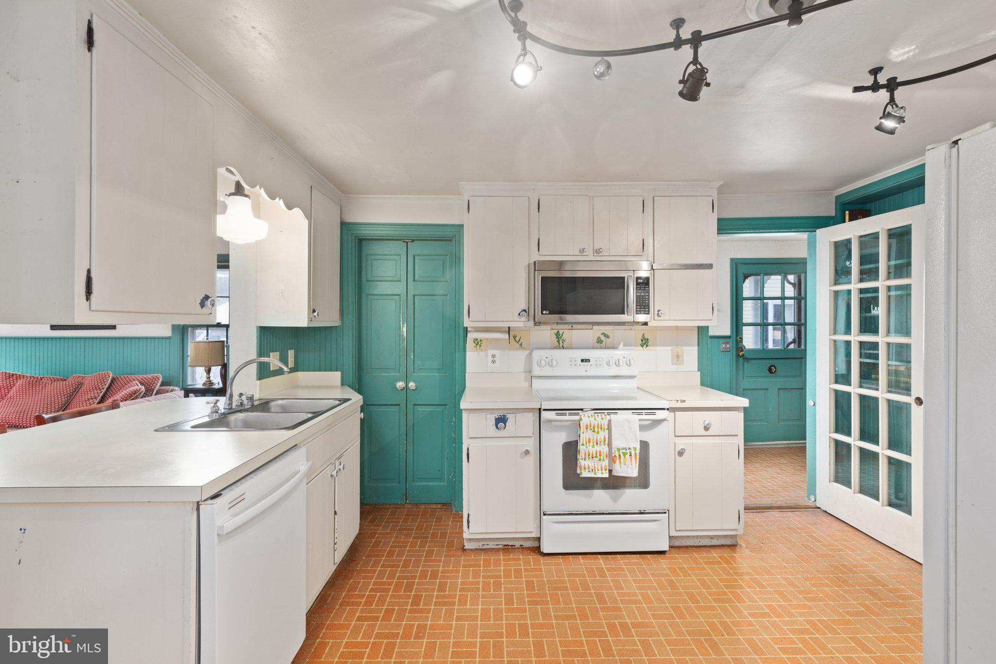 422 South King Street Leesburg, VA 20175 - Photo 9 of 72 Kitchen