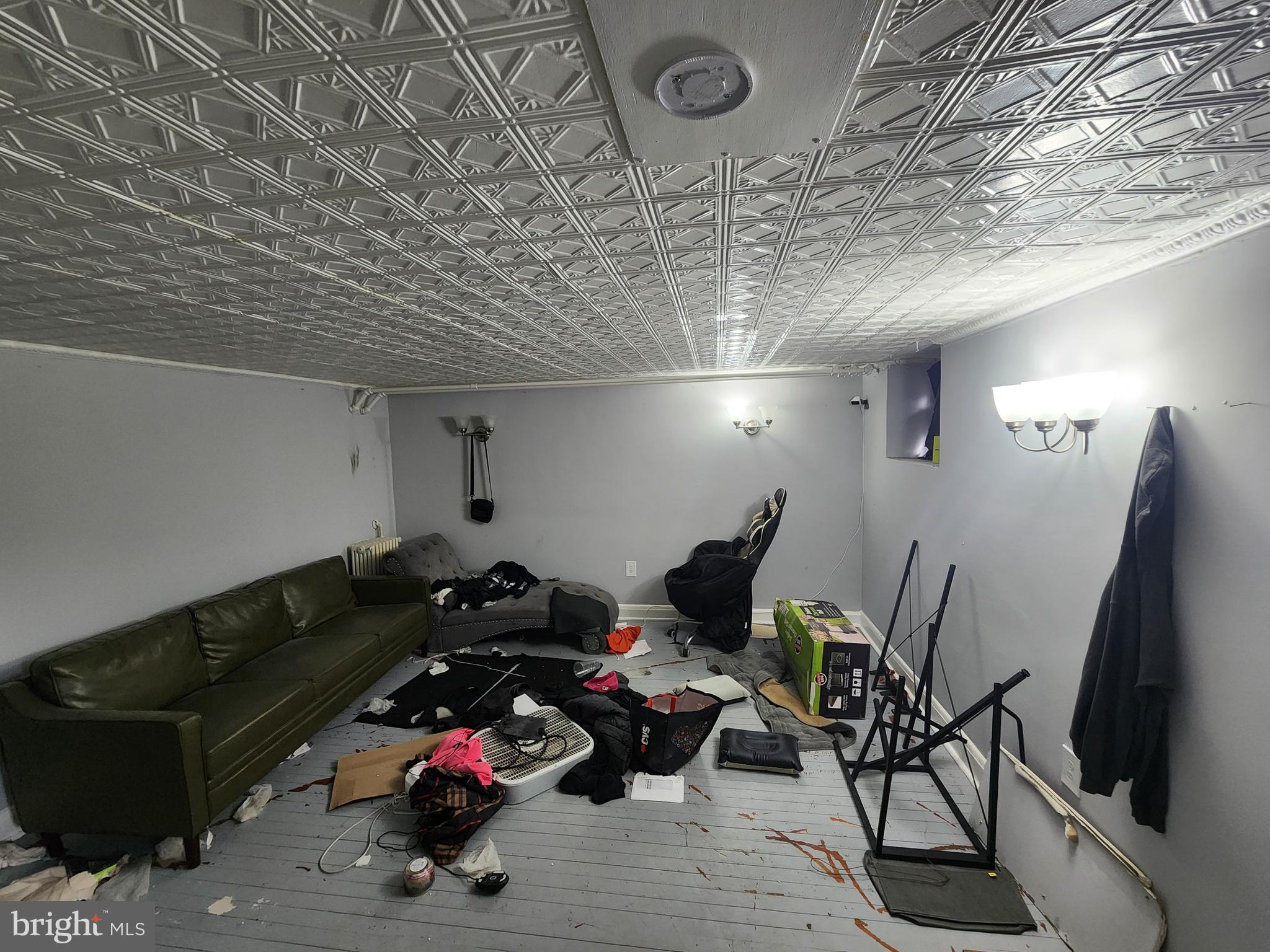 1310 Edison Highway Baltimore, MD 21213 - Photo 10 of 31 a living room with furniture