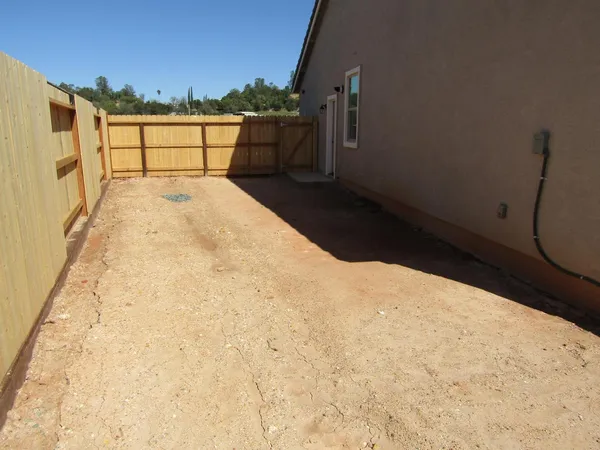 a view of a backyard