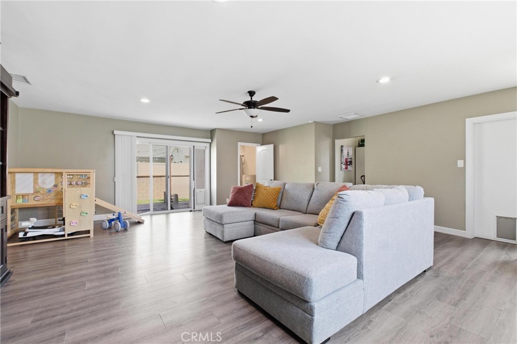 3403 Roxanne Avenue Long Beach, CA 90808 - Photo 4 of 22