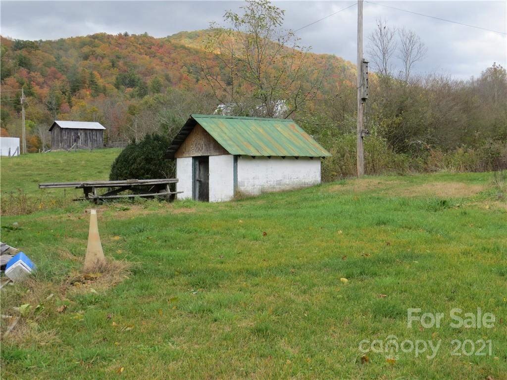 398 Perkins Road Bakersville, NC 28705 - Photo 9 of 15 Gallery Image 9